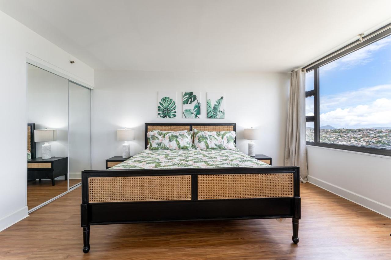 Waikiki Banyan W-ocean Views With Free Parking! Apartment