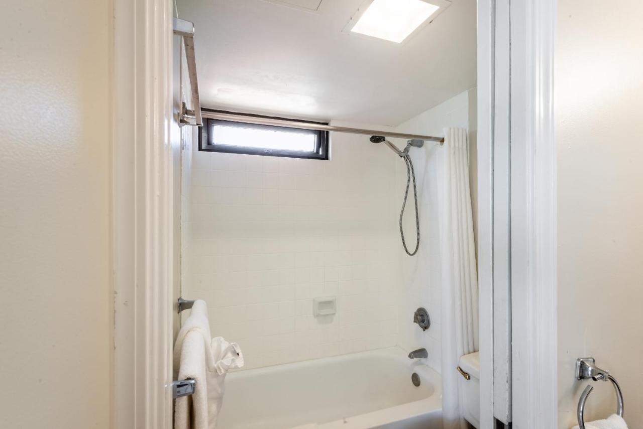 Spacious 14th Floor Corner Suite, Partial Diamond Head And Ocean Views, Free Parking! * Honolulu