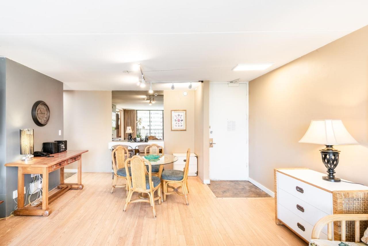 Apartment Spacious 14th Floor Corner Suite, Partial Diamond Head And Ocean Views, Free Parking!