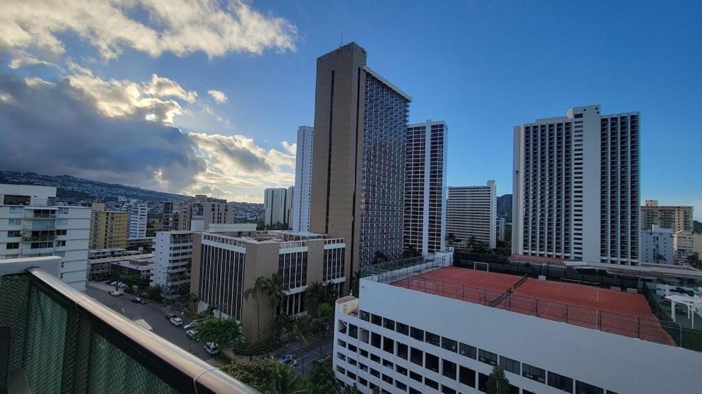 Waikiki 2 Bedrooms 2 Bathrooms With 1 Free Parking Space *