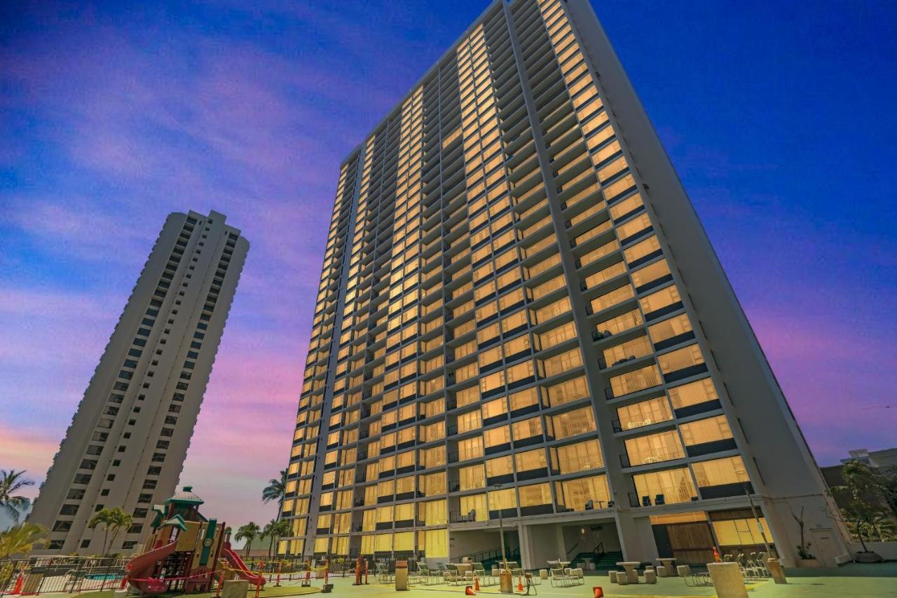 23rd Floor Waikiki Banyan - Only One Block From Beach!