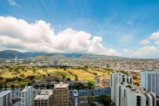 Deluxe Panoramic Mountain View - 37th Floor, Free Parking & Wifi *
