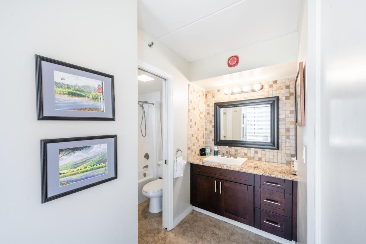 Spacious 14th Floor Corner Suite, Partial Diamond Head And Ocean Views, Free Parking! *