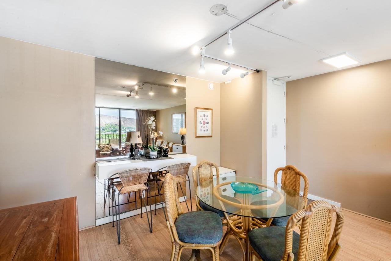 Apartment Spacious 14th Floor Corner Suite, Partial Diamond Head And Ocean Views, Free Parking! Honolulu
