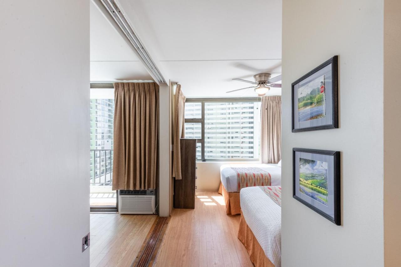 Apartment Spacious 14th Floor Corner Suite, Partial Diamond Head And Ocean Views, Free Parking! Honolulu