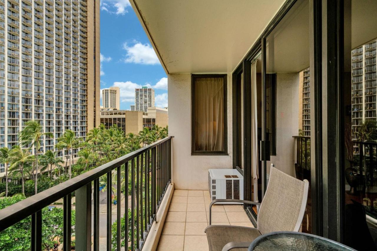 Apartment Standard Waikiki Banyan With Mountain View