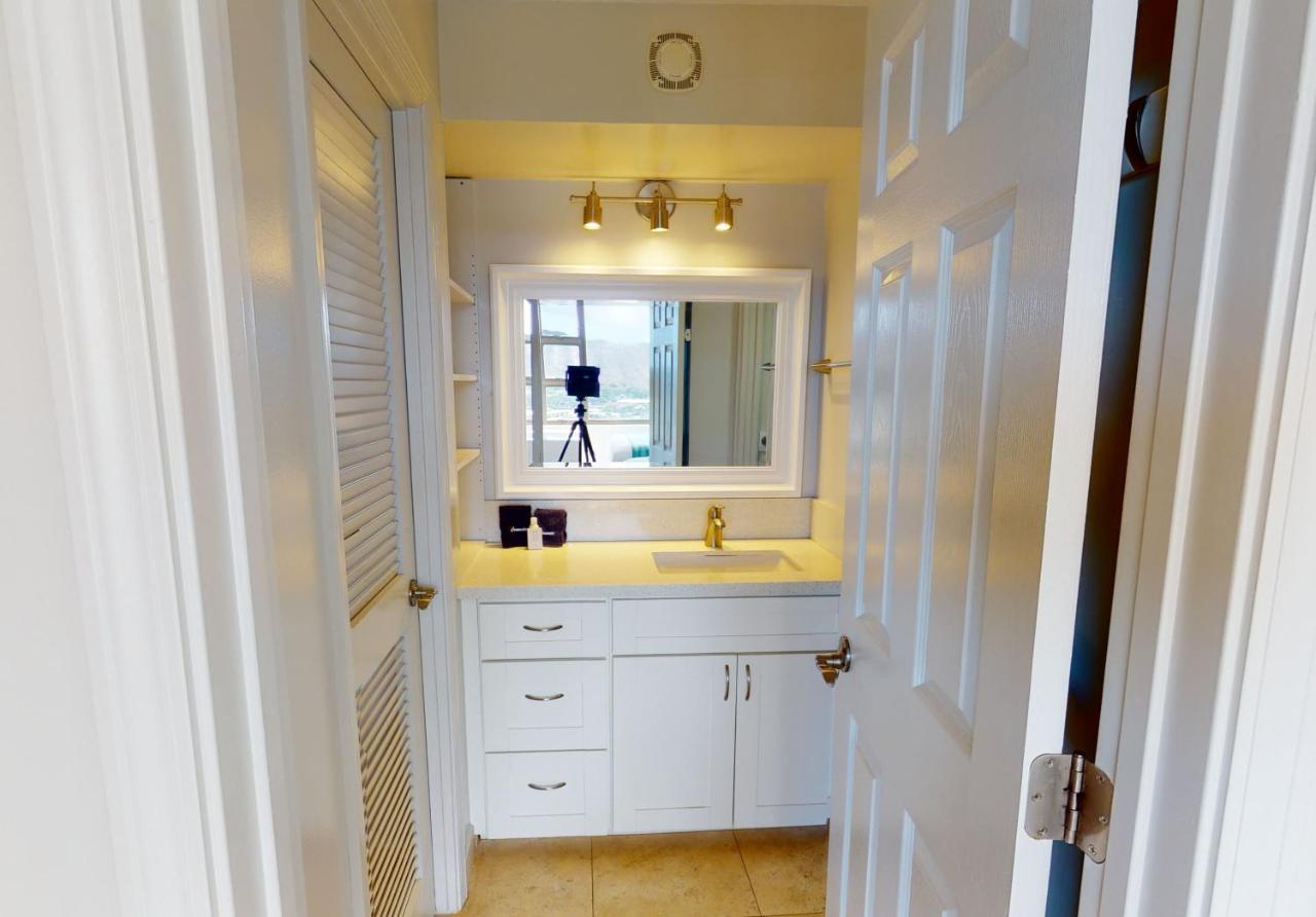 Apartment Sleek & Modern 32nd Floor At The Waikiki Banyan - Free Parking! Honolulu