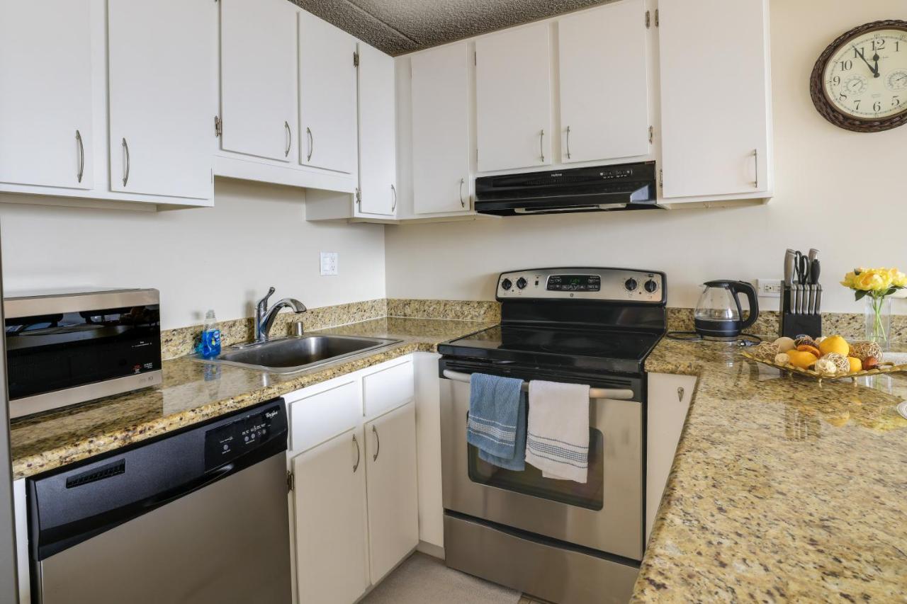With Balcony Walk To Beaches! Apartment *