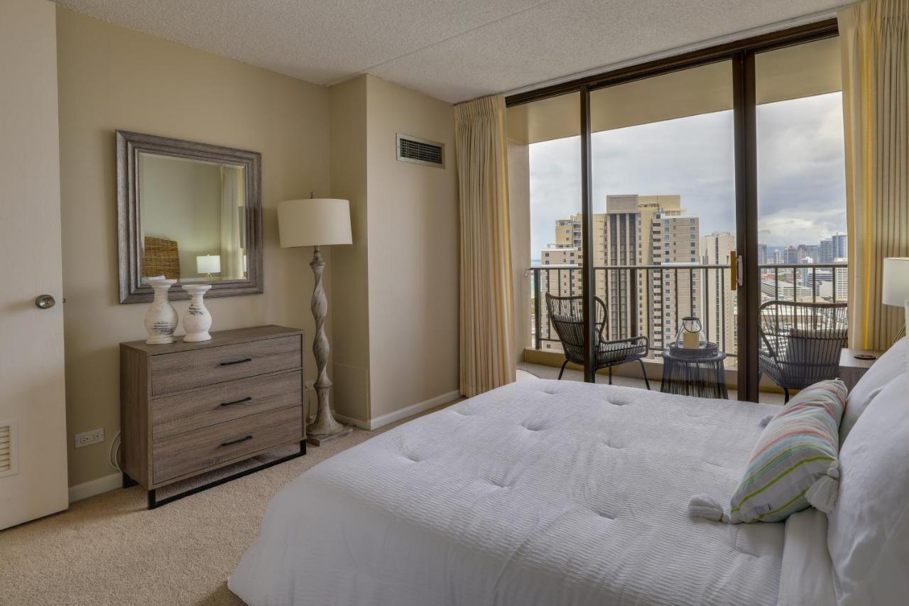 Apartment With Balcony Walk To Beaches!