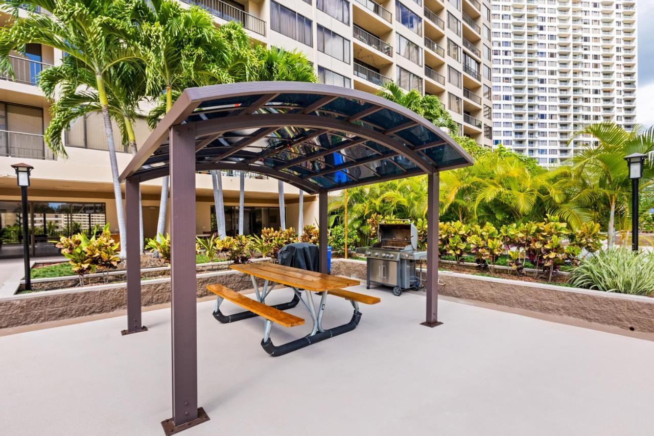 Apartment With Balcony Walk To Beaches!
