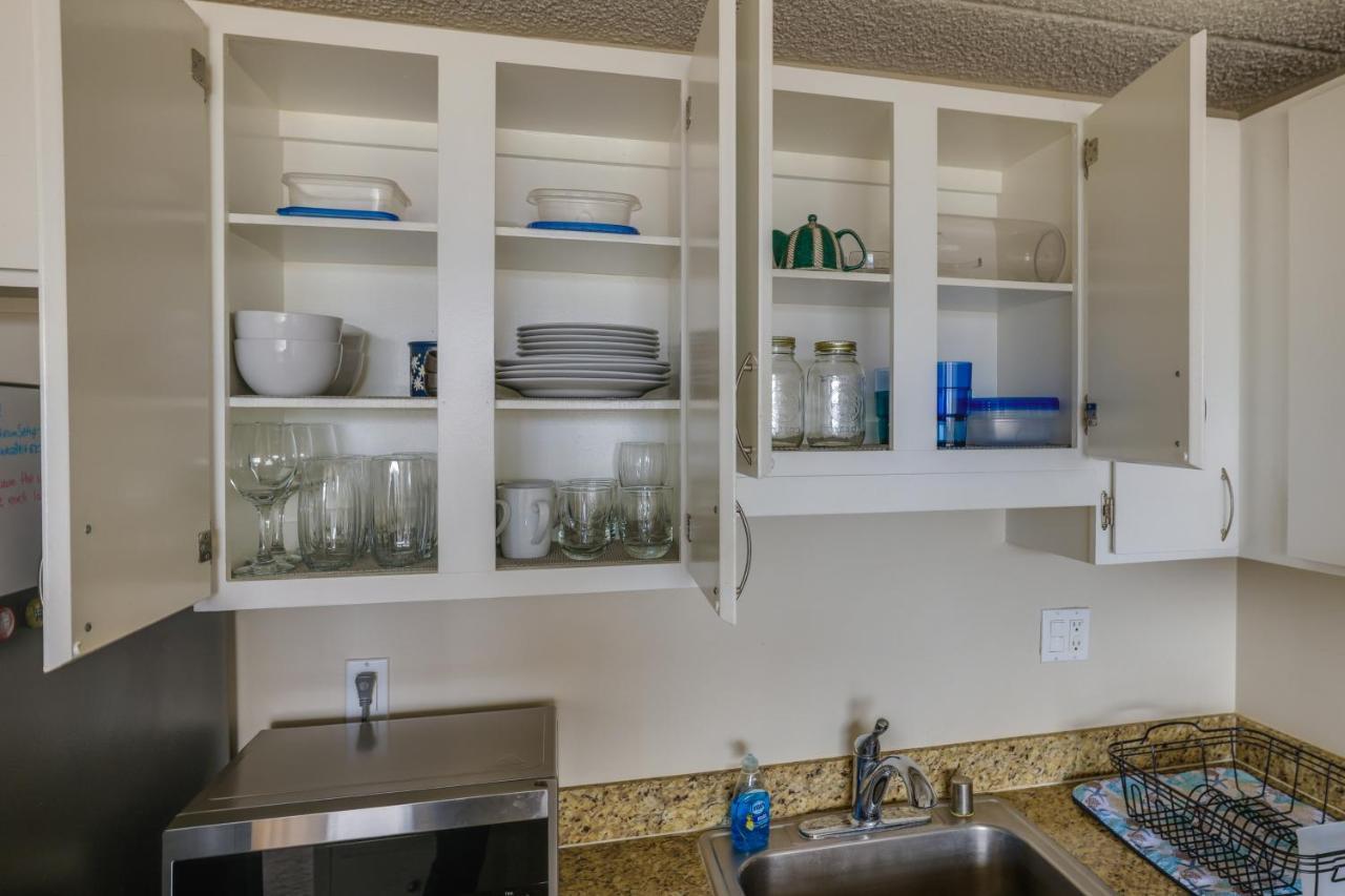 Apartment With Balcony Walk To Beaches!