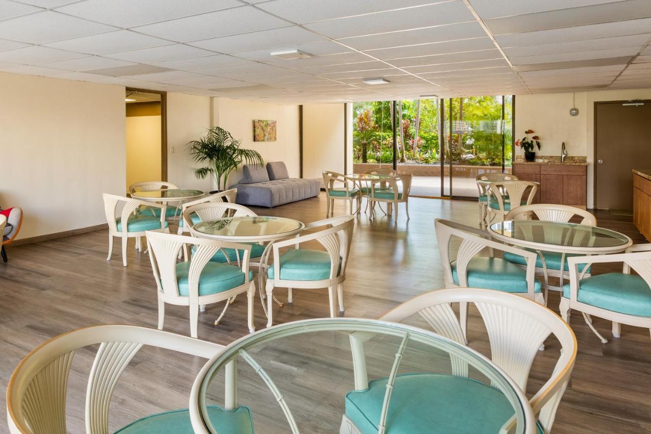 Apartment With Balcony Walk To Beaches! Honolulu