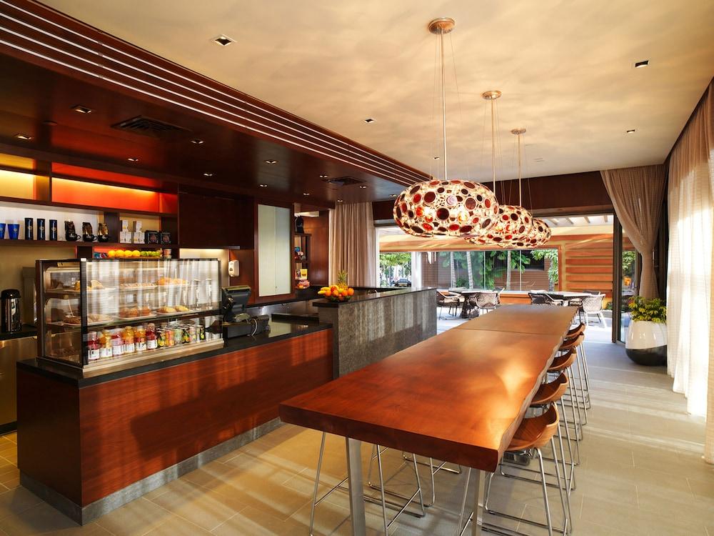 Hilton Grand Vacations Club Hokulani Waikiki Resort 3*