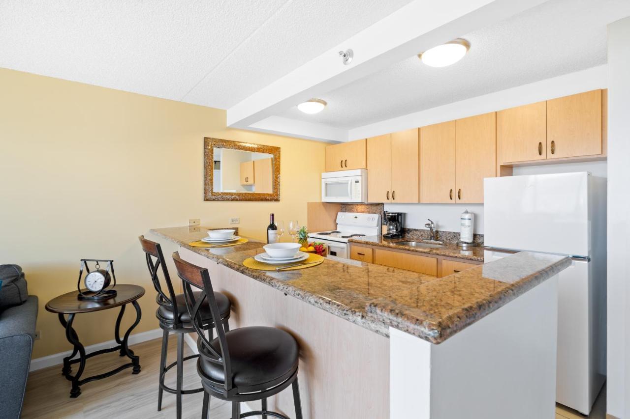 Stunning Mountain View Condo, Near With Parking *