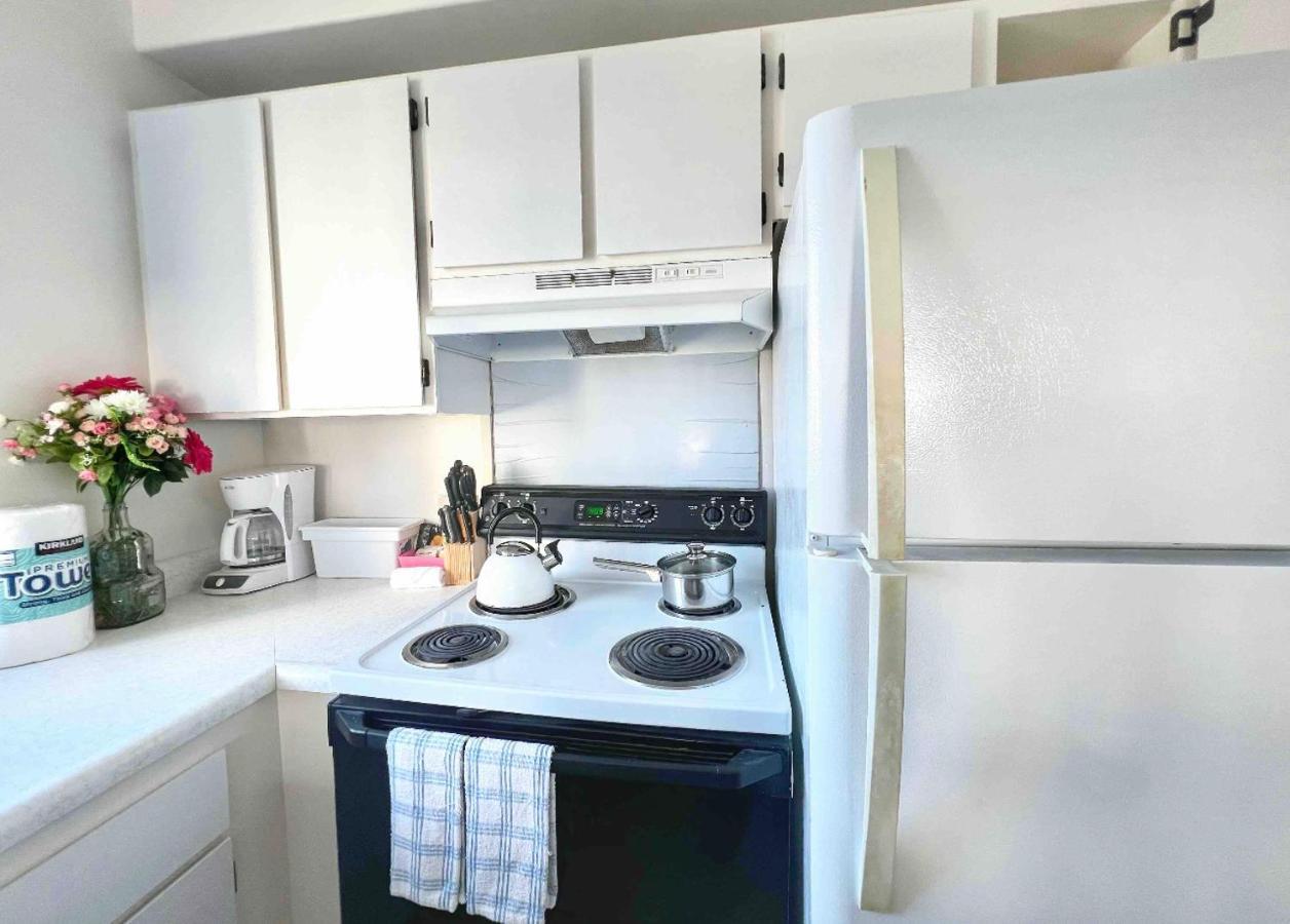 1505- Heart Of Waikiki With Kitchen - Free Parking - King Bed - Corner Unit - Mountain View Unit *