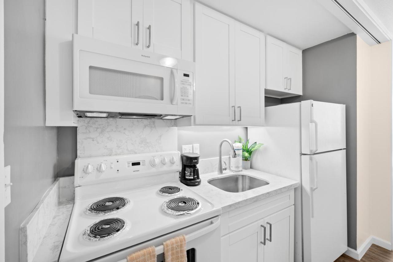 Newly Renovated Ilikai Marina - Near Beach! Apartment