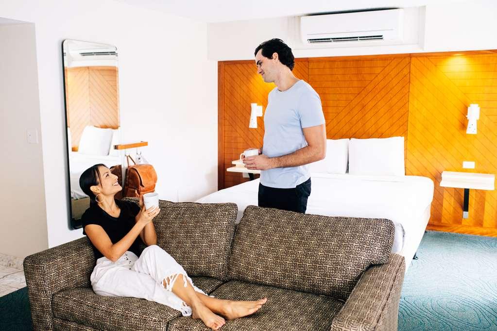 Oasis Waikiki Hotel
