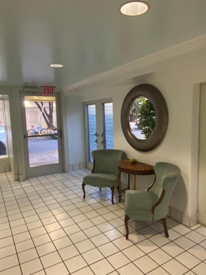 Seashore Waikiki 1 Block From A No Fees *