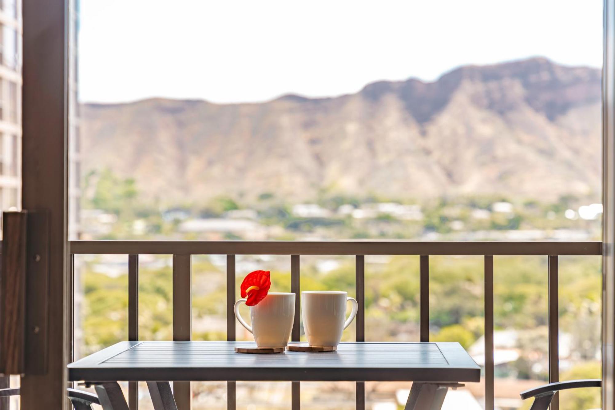 Diamond Head View Condo, Steps To & Free Parking!