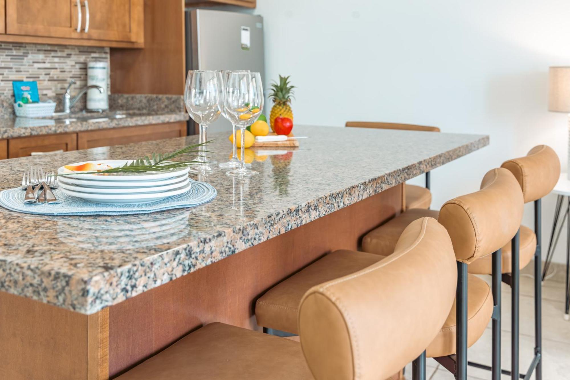 Diamond Head View Condo, Steps To & Free Parking!