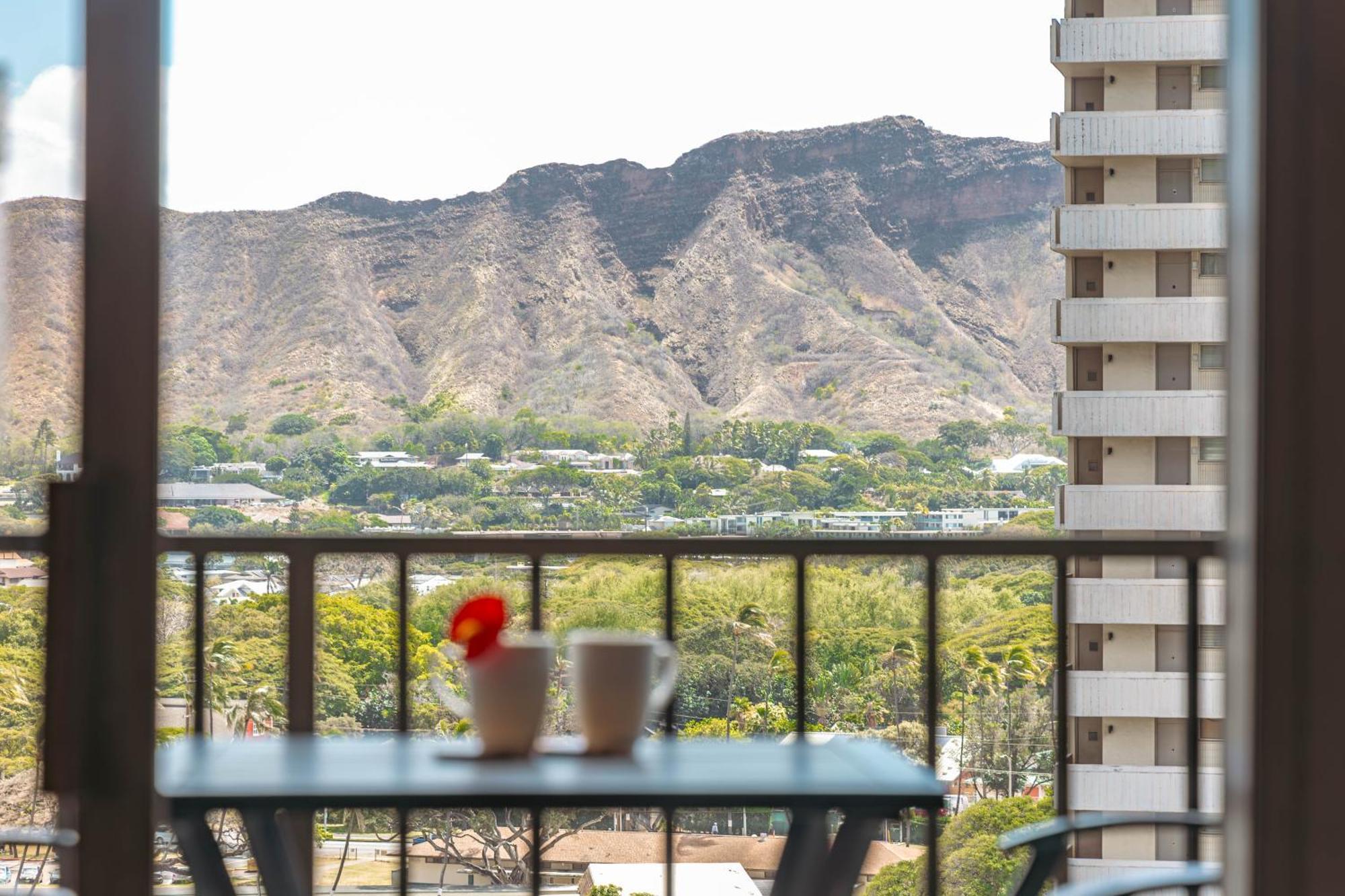 Apartment Diamond Head View Condo, Steps To & Free Parking!