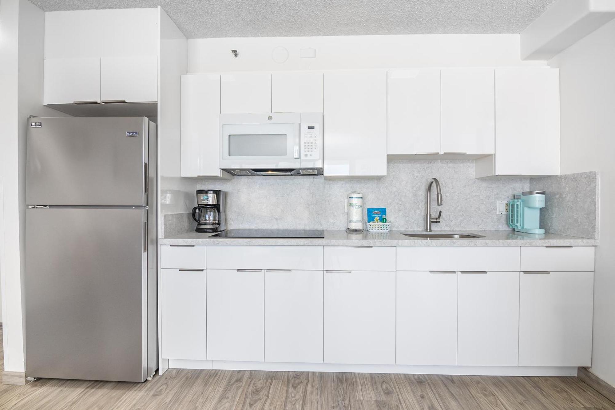 Ocean View Suite, Near Beach & Free Parking! *