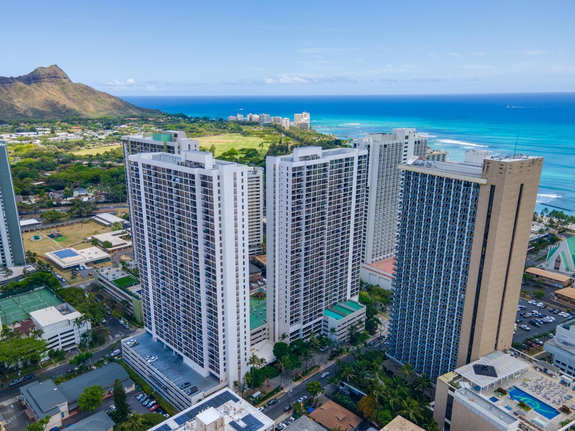 Lovely 1br Ocean View Condo, Near + Parking!