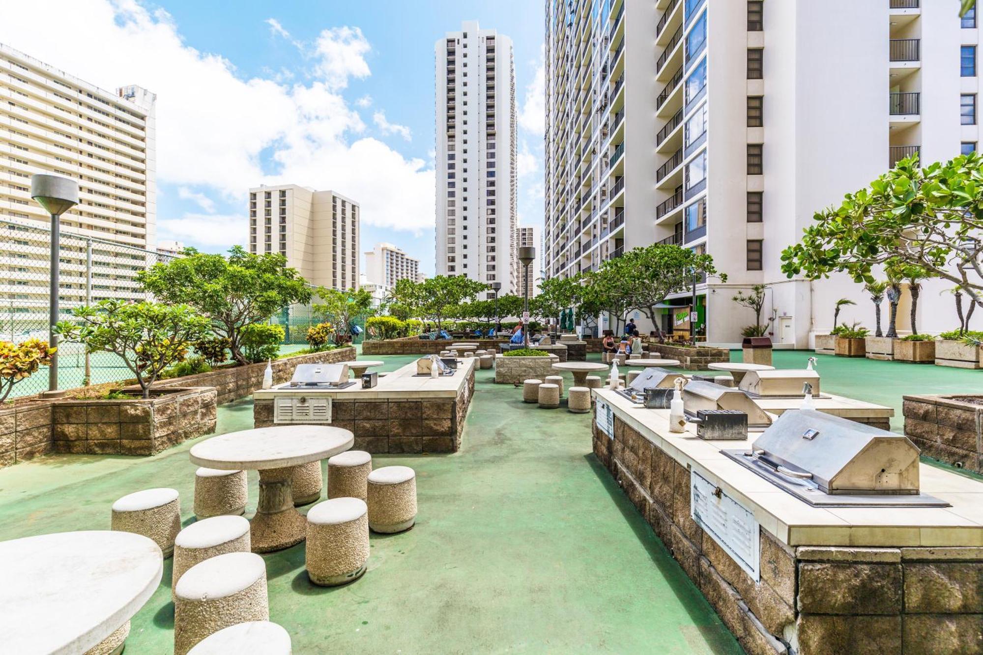 Lovely 1br Ocean View Condo, Near + Parking! *