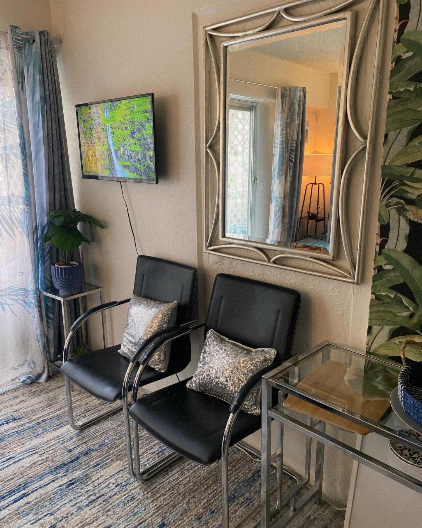 Stylish Near Kuhio Apartment