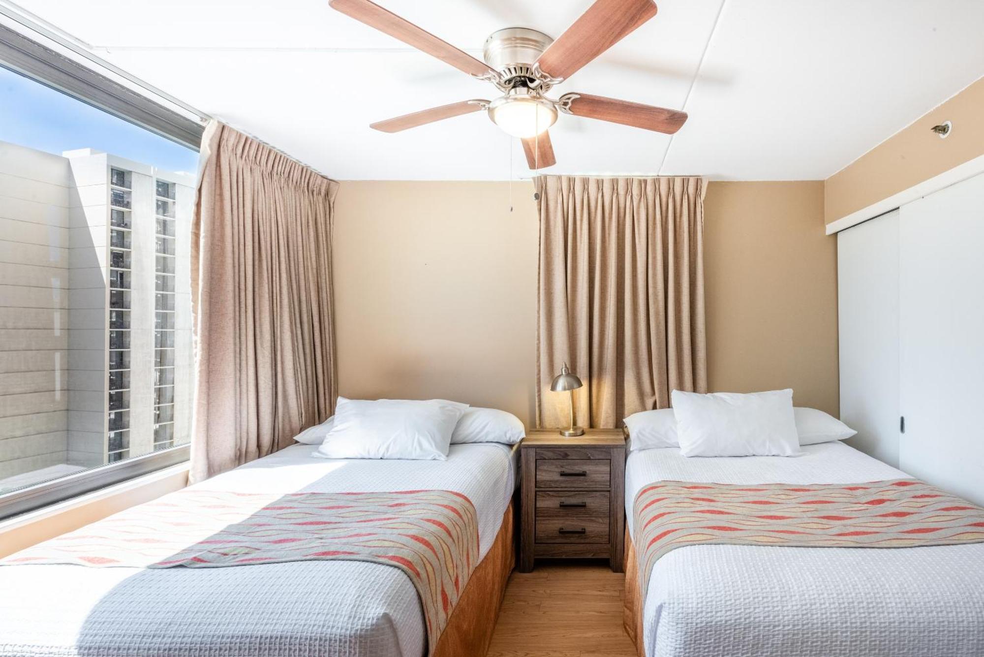 Apartment Spacious 14th Floor Corner Suite, Partial Diamond Head And Ocean Views, Free Parking! *