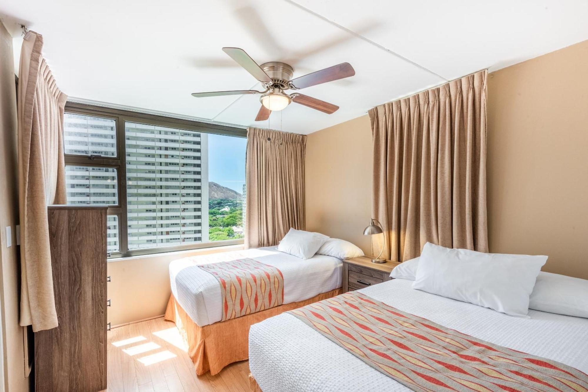 Spacious 14th Floor Corner Suite, Partial Diamond Head And Ocean Views, Free Parking!