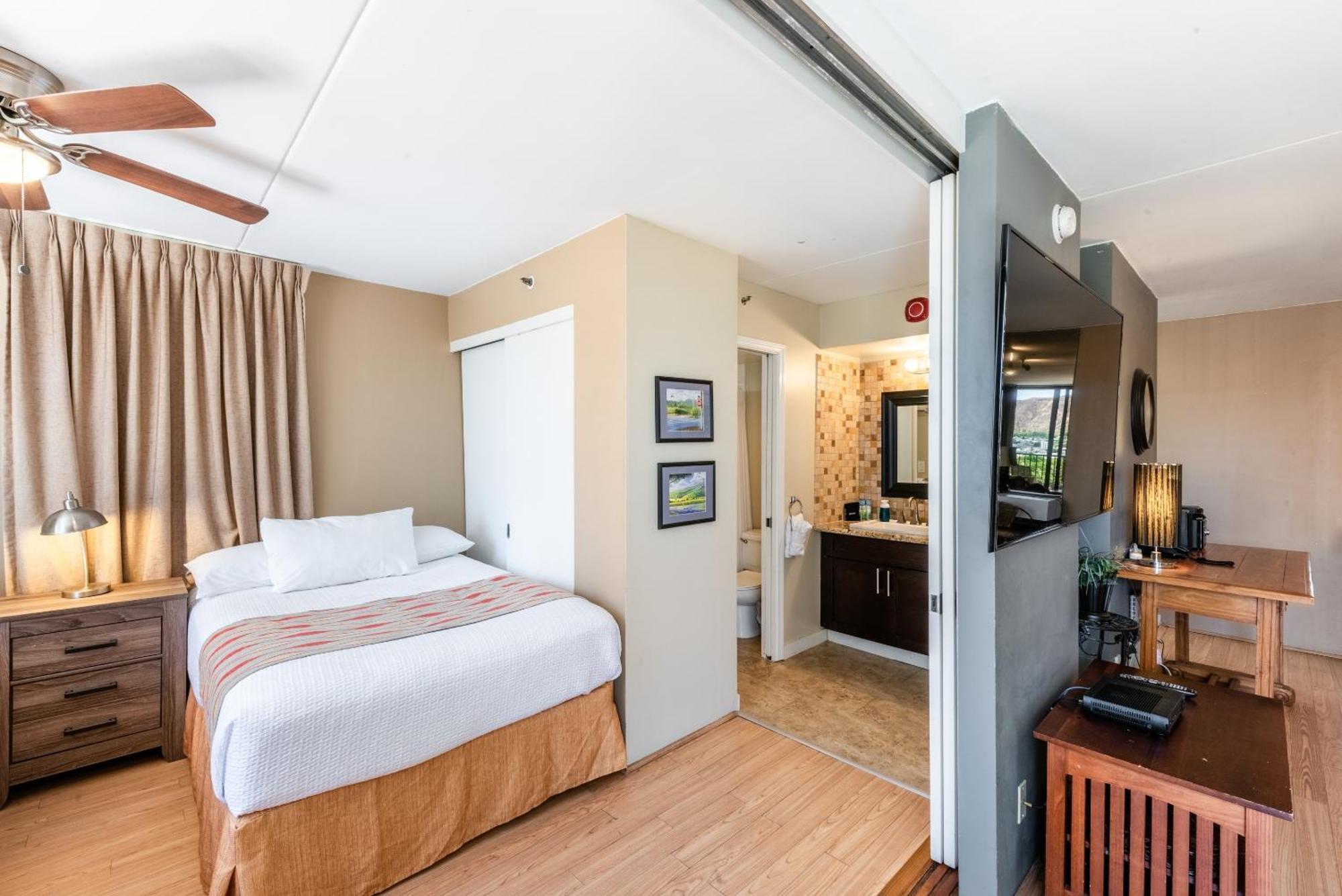 Spacious 14th Floor Corner Suite, Partial Diamond Head And Ocean Views, Free Parking! * Honolulu