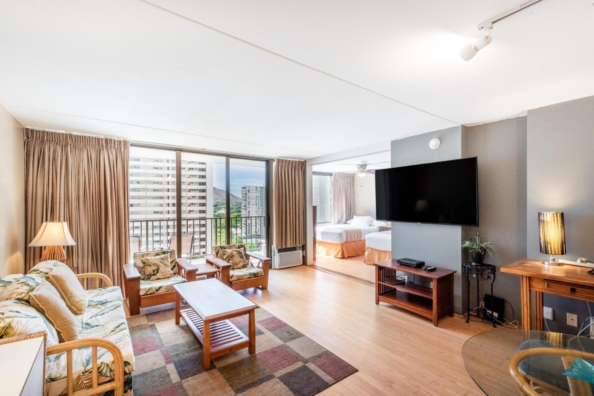 Spacious 14th Floor Corner Suite, Partial Diamond Head And Ocean Views, Free Parking! Apartment