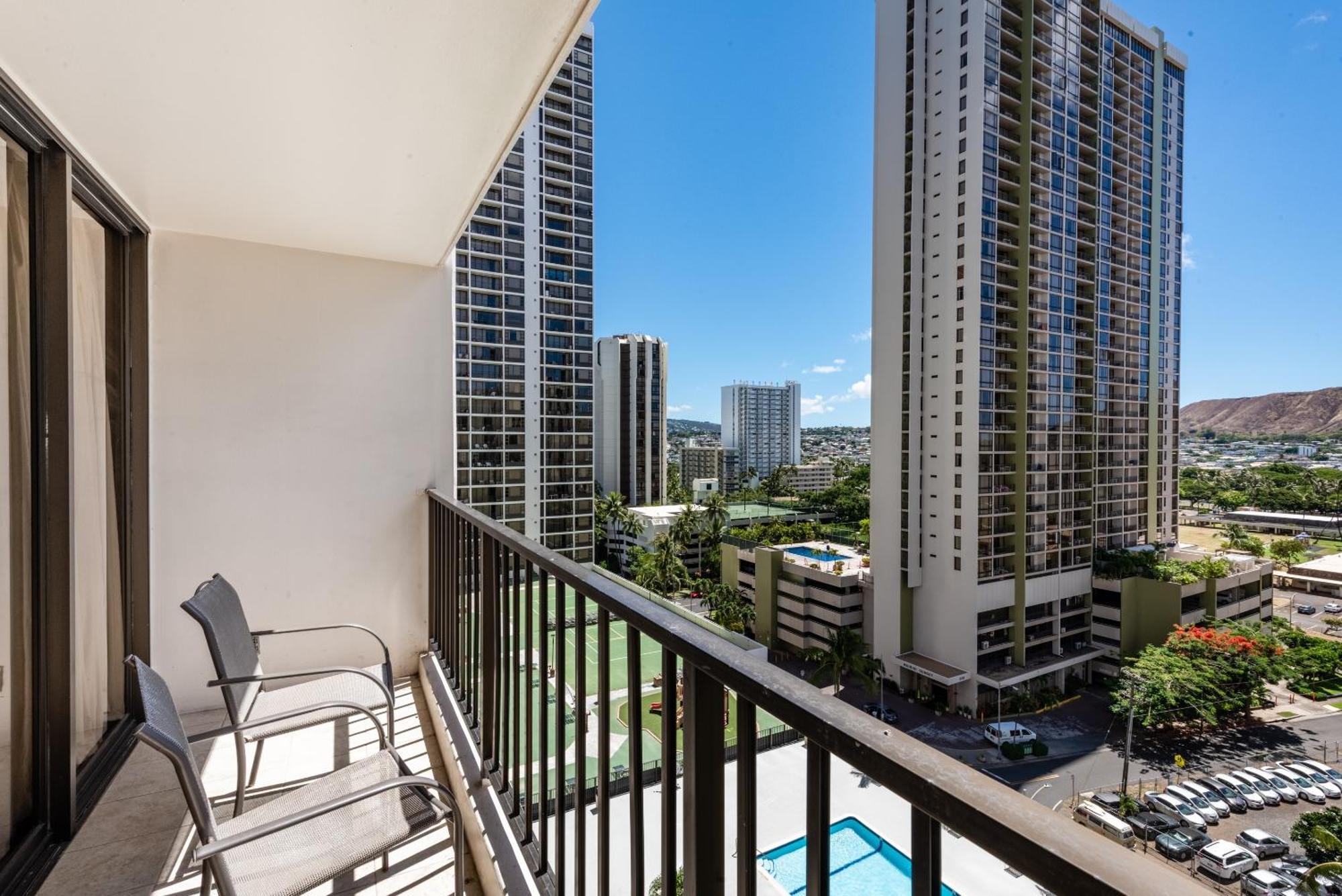 Apartment Spacious 14th Floor Corner Suite, Partial Diamond Head And Ocean Views, Free Parking!