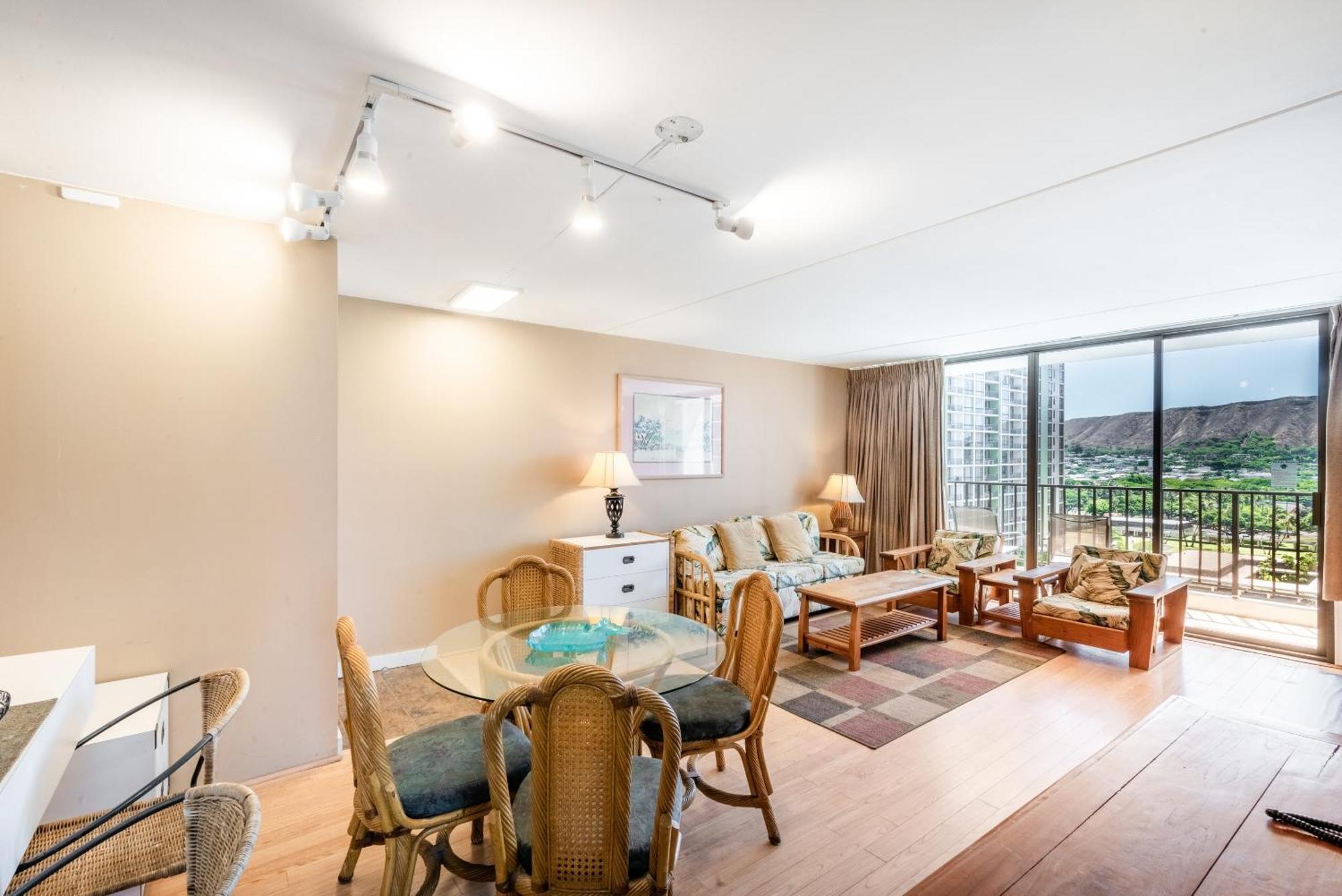 Spacious 14th Floor Corner Suite, Partial Diamond Head And Ocean Views, Free Parking!