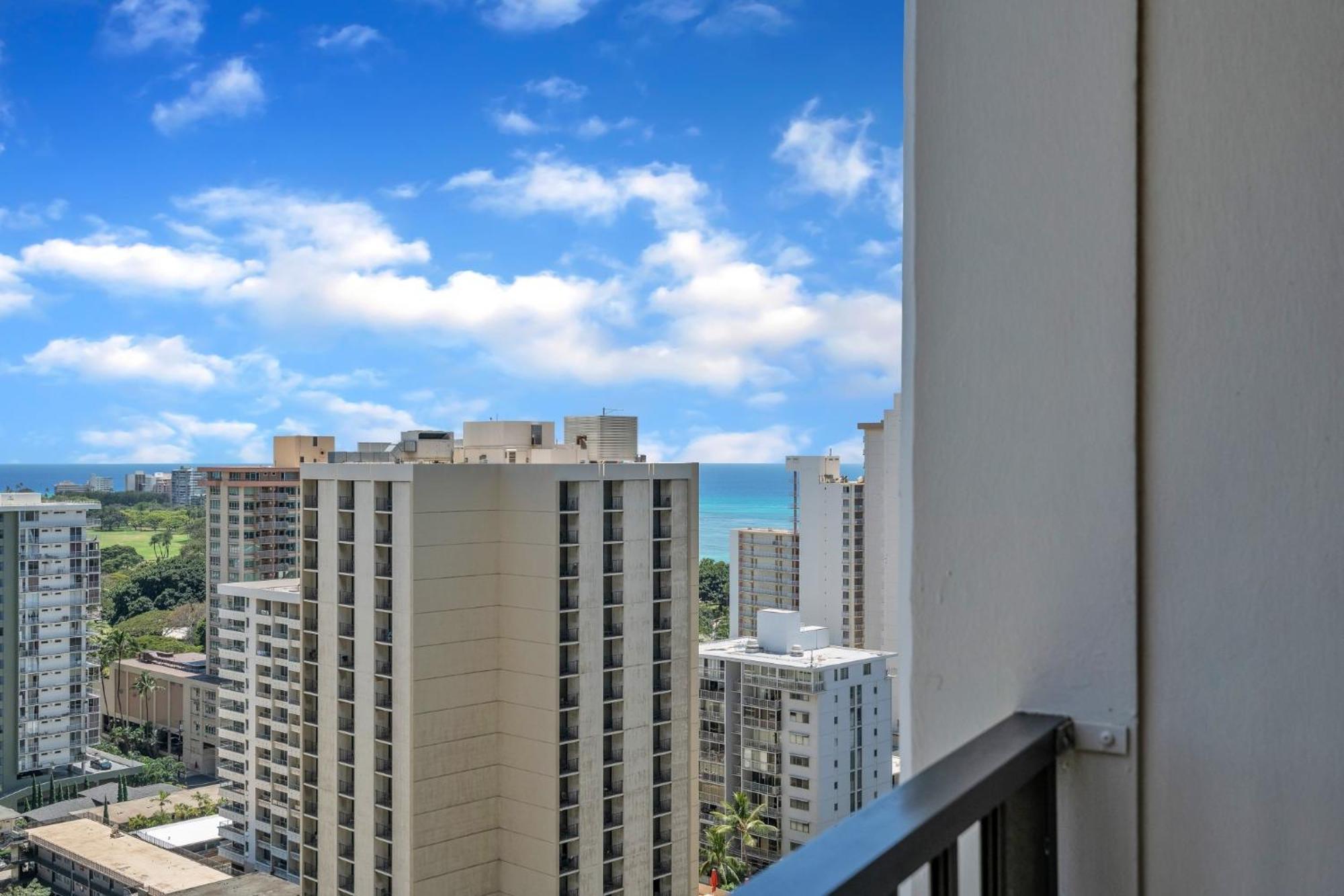 23rd Floor Waikiki Banyan - Only One Block From Beach! Honolulu