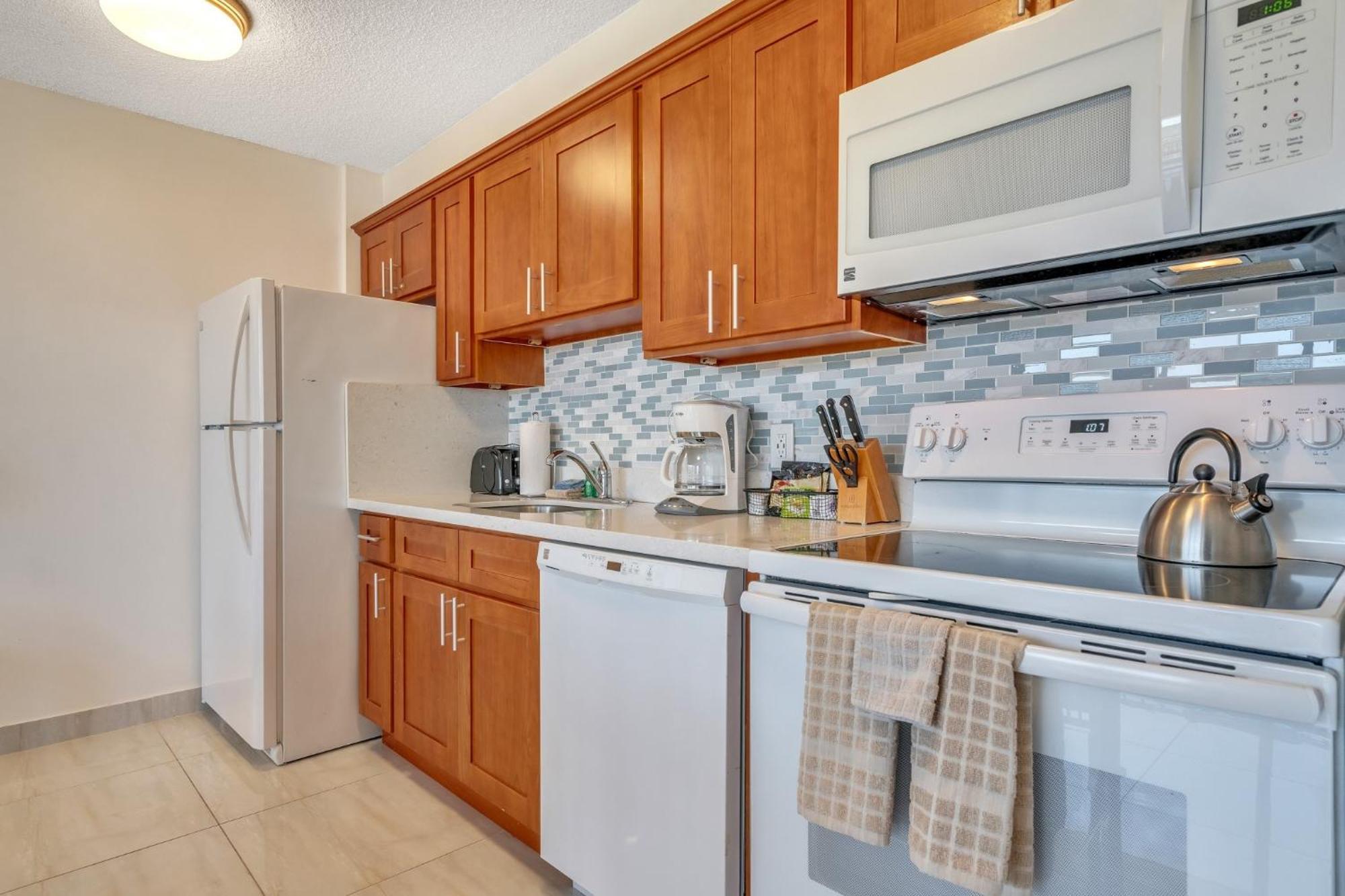 23rd Floor Waikiki Banyan - Only One Block From Beach! * Honolulu