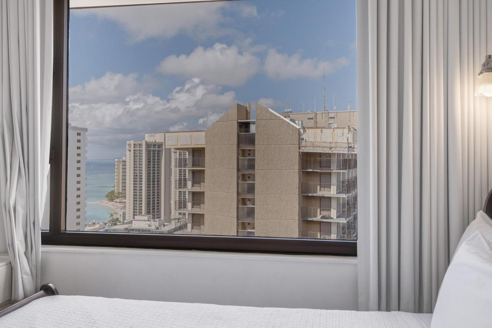 Apartment Waikiki Banyan Located One Block From Waikiki Beach! Honolulu