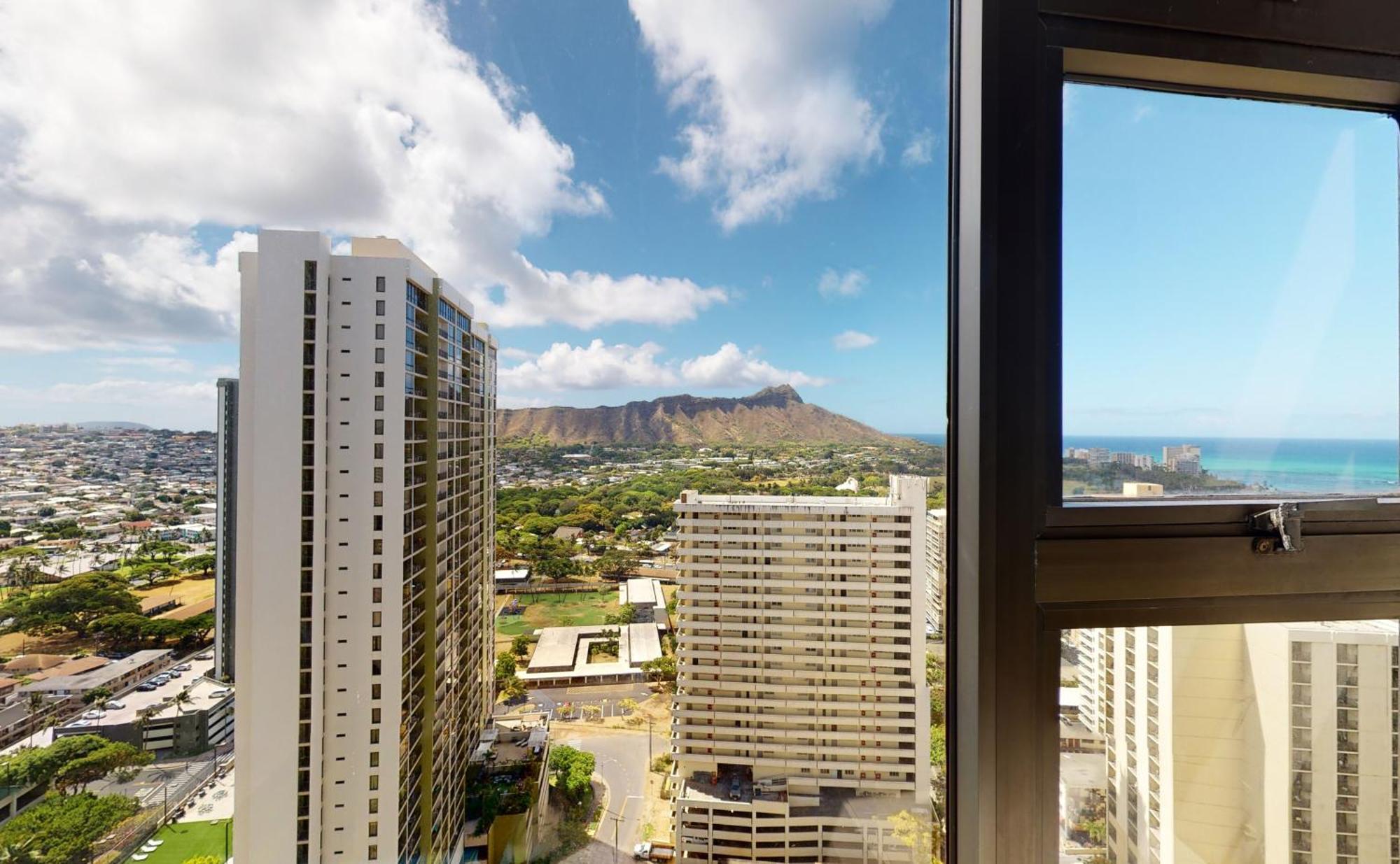 Sleek & Modern 32nd Floor At The Waikiki Banyan - Free Parking! Honolulu