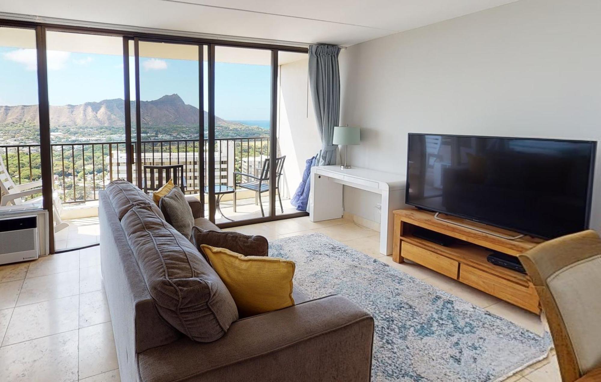 Sleek & Modern 32nd Floor At The Waikiki Banyan - Free Parking!