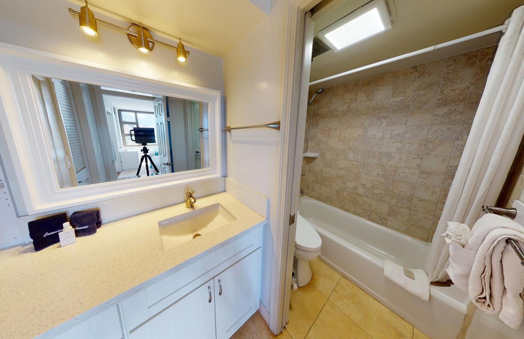 Apartment Sleek & Modern 32nd Floor At The Waikiki Banyan - Free Parking!