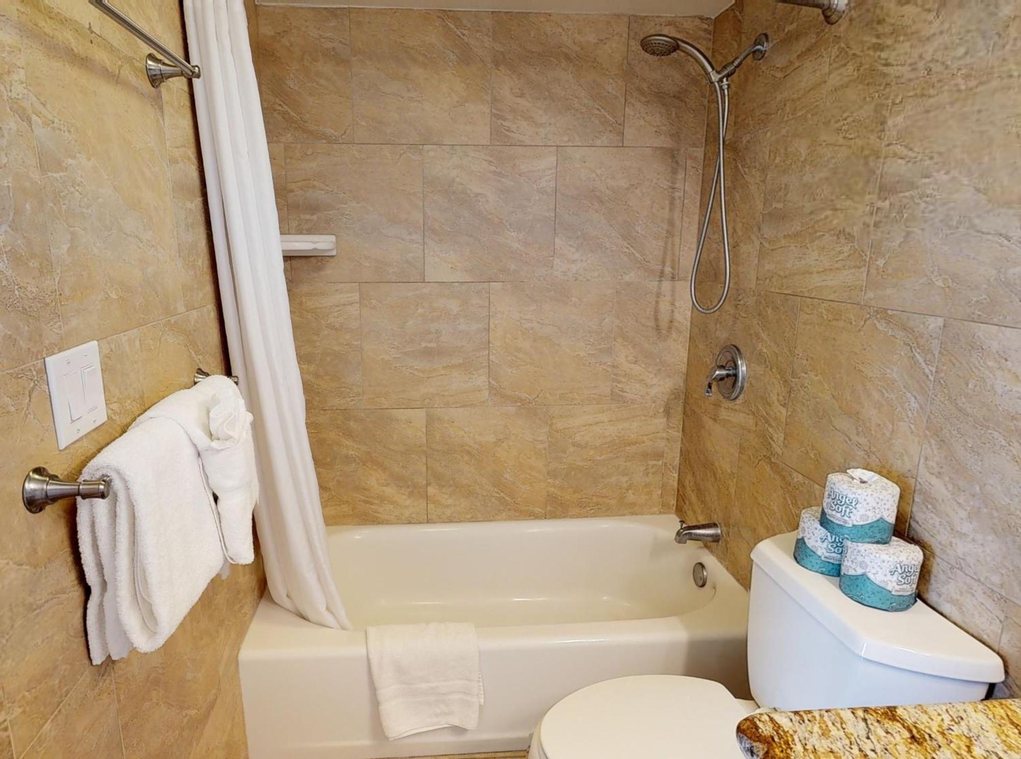 Deluxe Panoramic Mountain View - 37th Floor, Free Parking & Wifi *