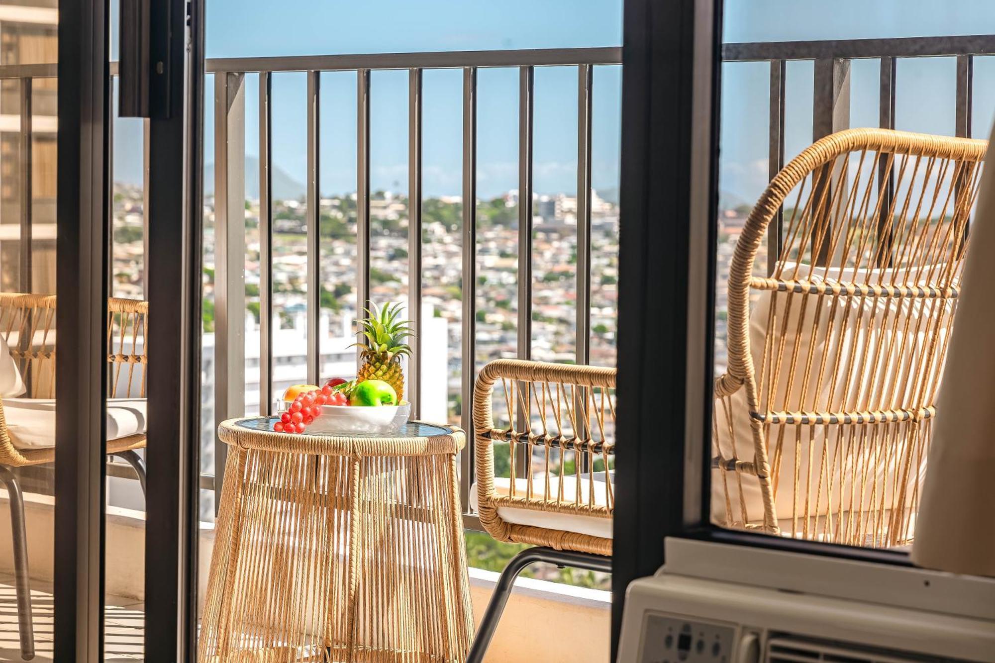 Waikiki Banyan: Diamond Head And Ocean View Condo! Honolulu