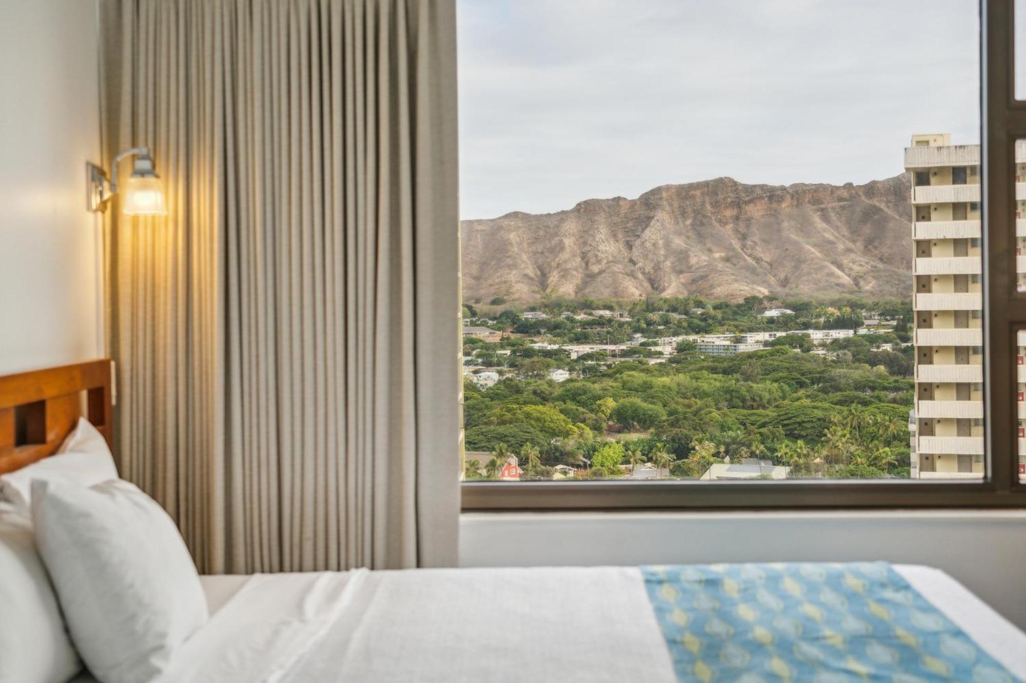 23rd Floor Waikiki Banyan - Only One Block From Beach! *