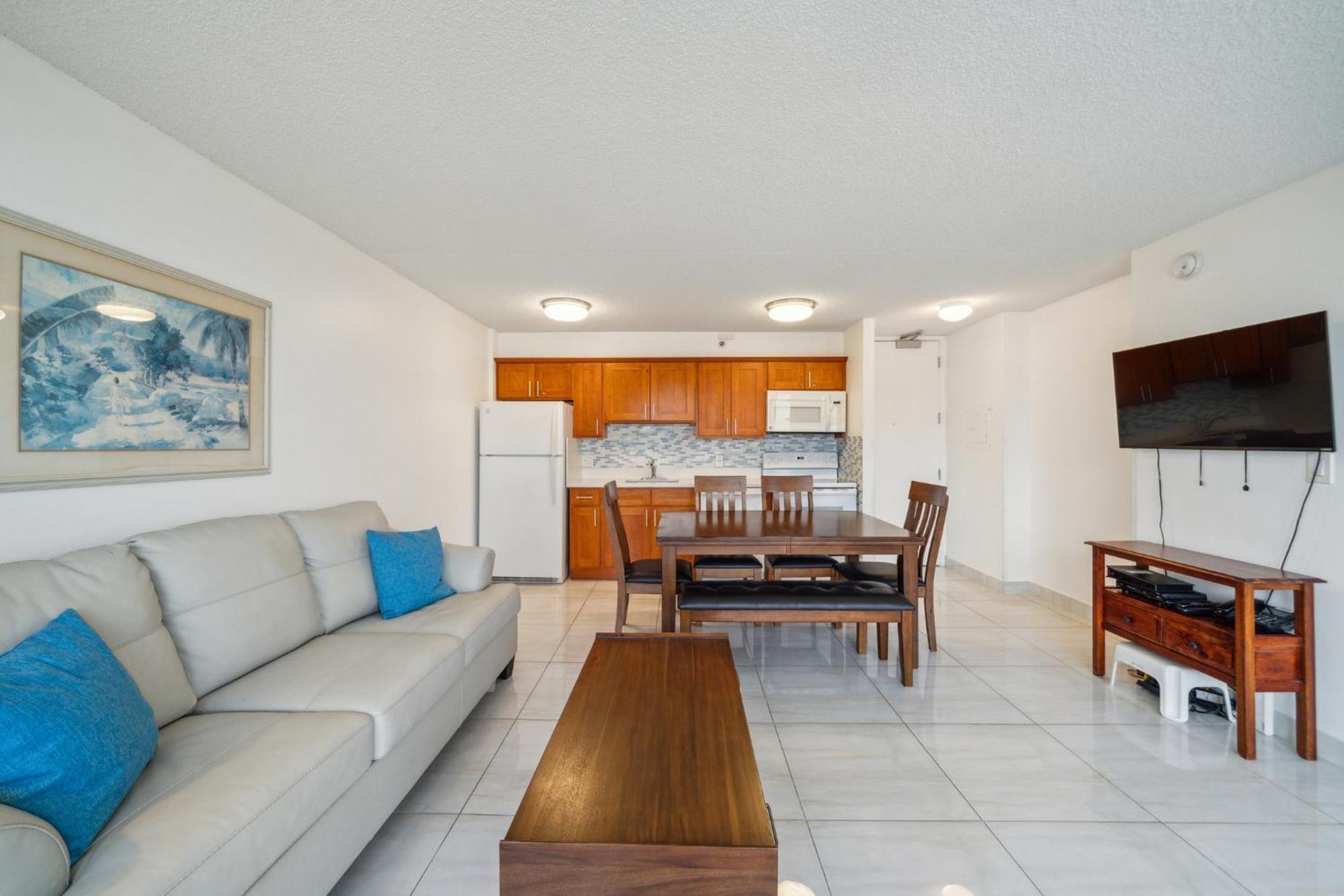 23rd Floor Waikiki Banyan - Only One Block From Beach!