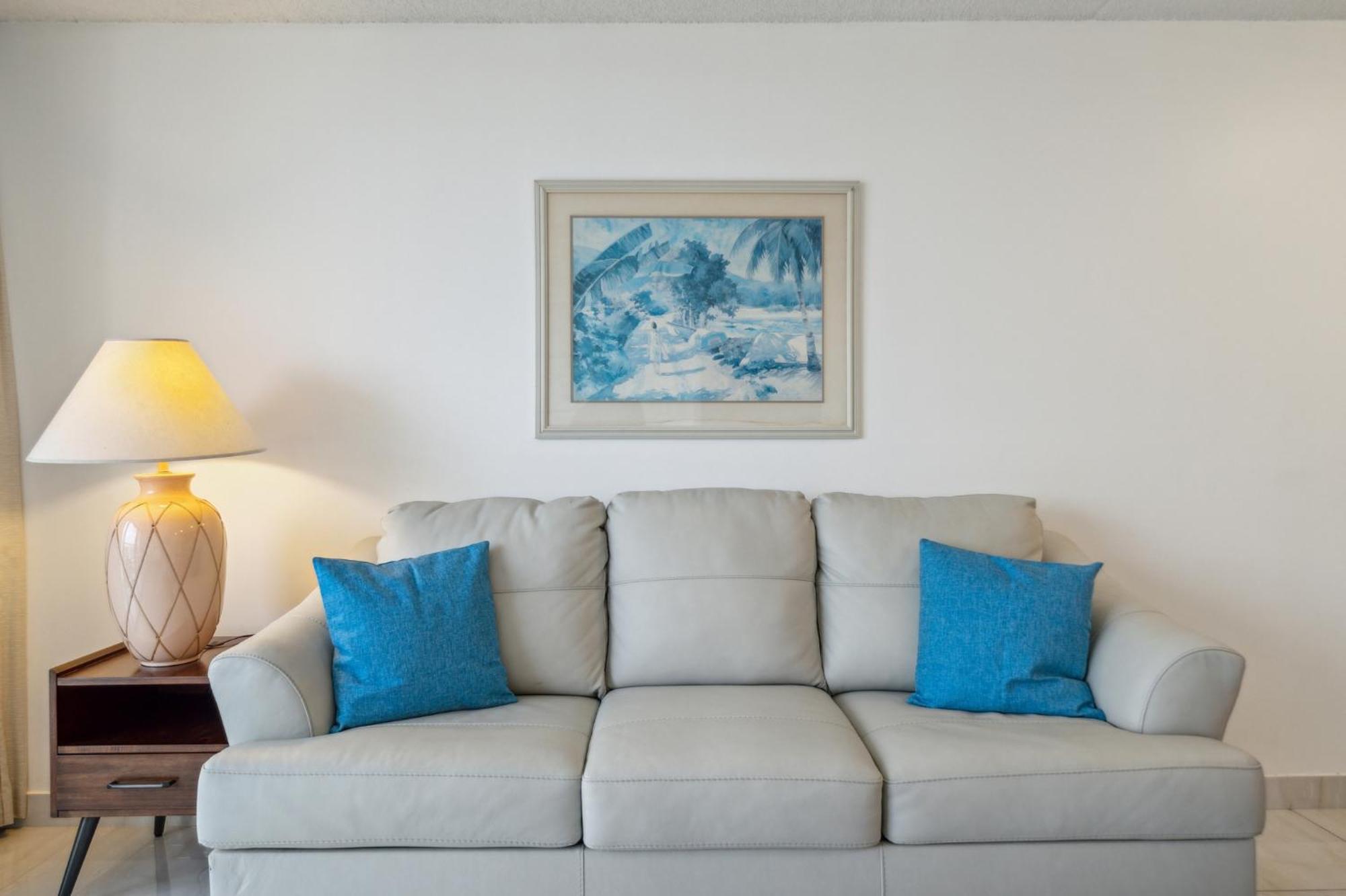 23rd Floor Waikiki Banyan - Only One Block From Beach! Apartment *