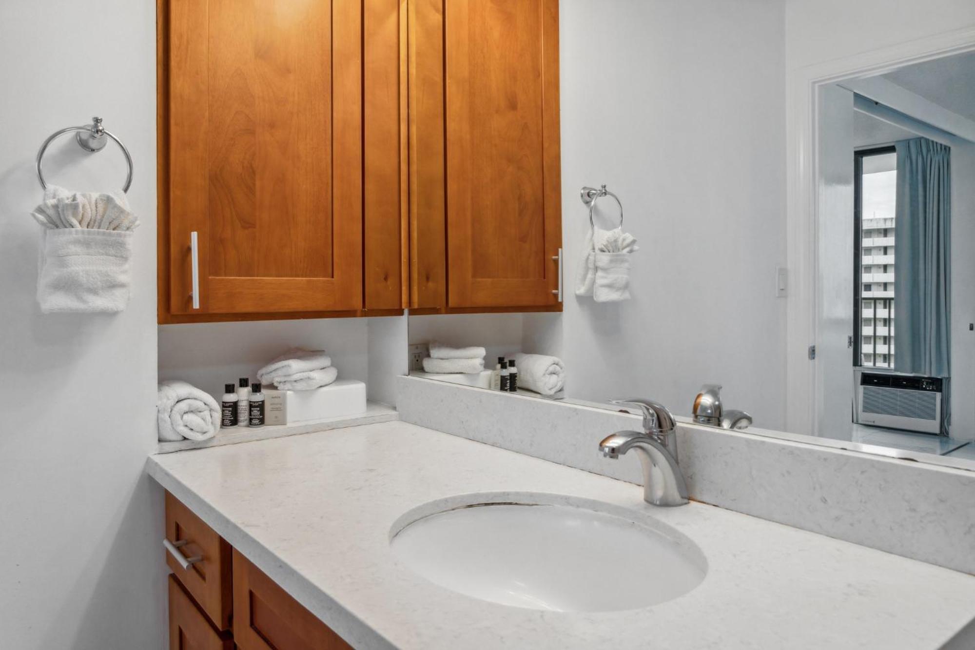 23rd Floor Waikiki Banyan - Only One Block From Beach! Apartment