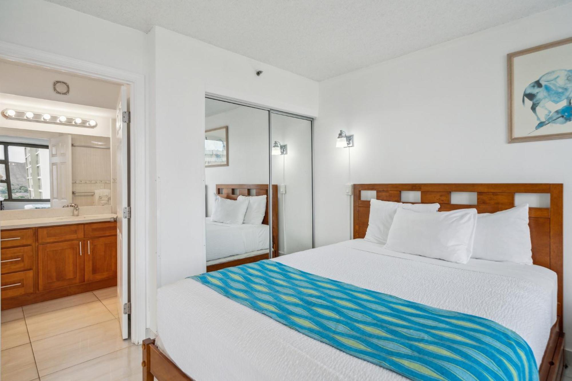 Apartment 23rd Floor Waikiki Banyan - Only One Block From Beach!
