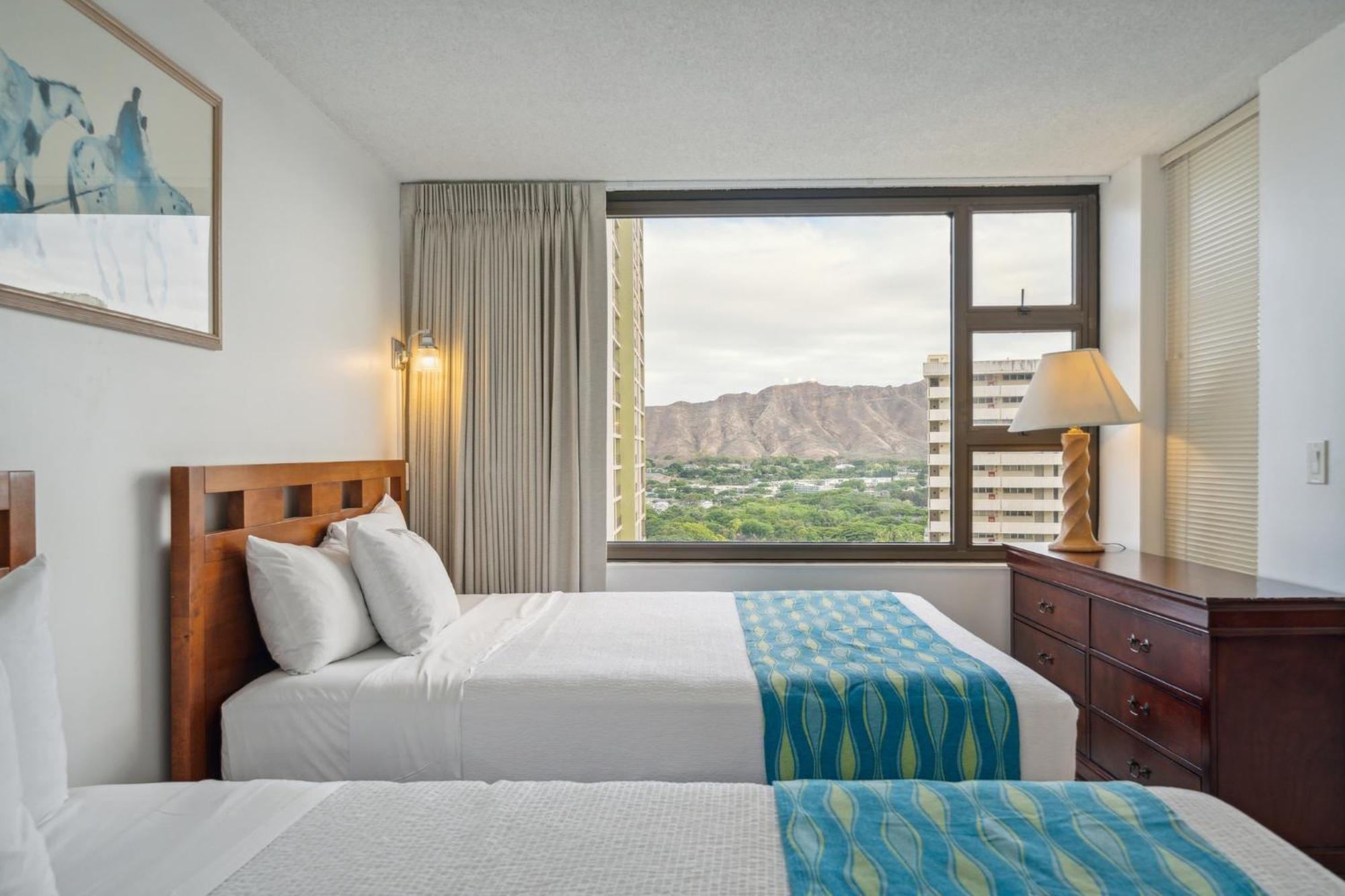 Apartment 23rd Floor Waikiki Banyan - Only One Block From Beach! *