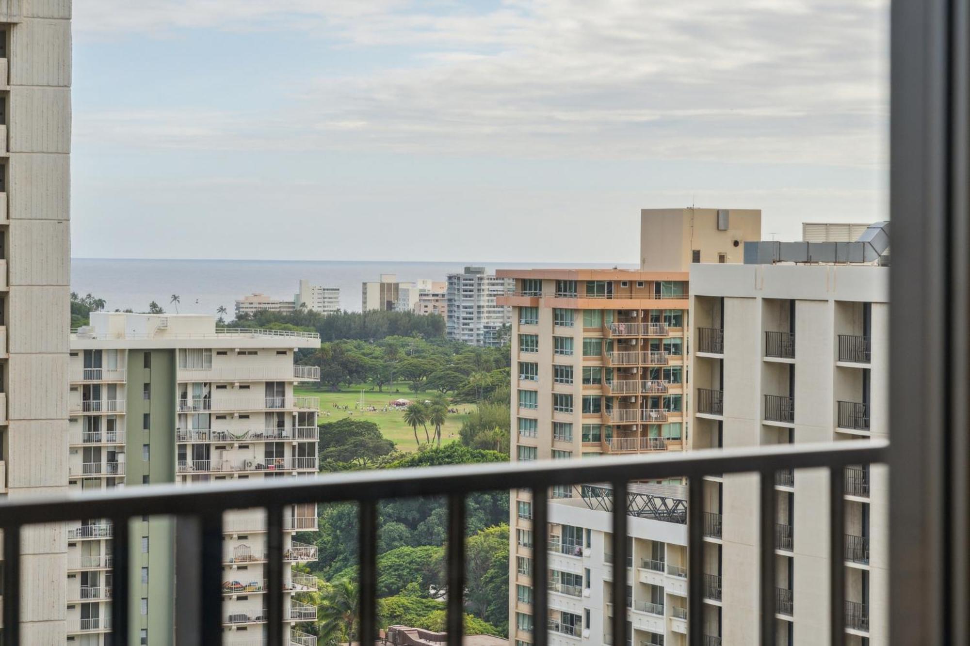 23rd Floor Waikiki Banyan - Only One Block From Beach! *